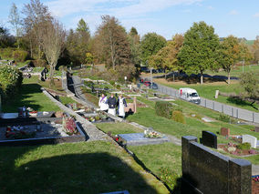 Segnung der Gräber auf dem Friedhof in Naumburg (Foto: Karl-Franz Thiede)
